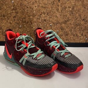 Boys LEBRON WITNESS 7 SE GS 'TEAM RED JADE'  size 6.5 youth